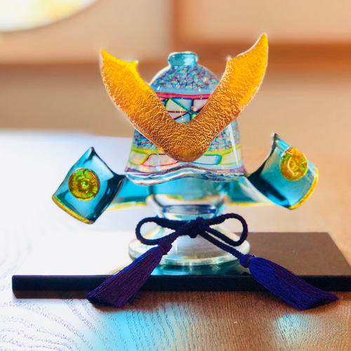 受注製作》プリズム模様の兜・金箔入り・飾り紐・黒塗り板、金 受注製作》プリズム模様の兜・金箔入り・飾り紐・黒塗り板、金