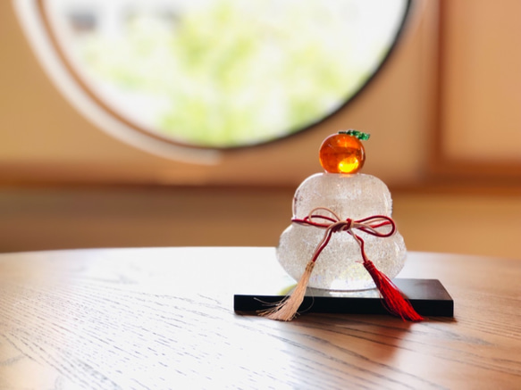 年内発送12/26まで❣️透明泡入り・大きい鏡餅×つぶつぶみかん❣️　黒塗り台・箱付 1枚目の画像