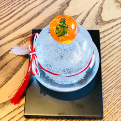 年内発送12/26まで❣️透明泡入り・大きい鏡餅×つぶつぶみかん❣️　黒塗り台・箱付 3枚目の画像