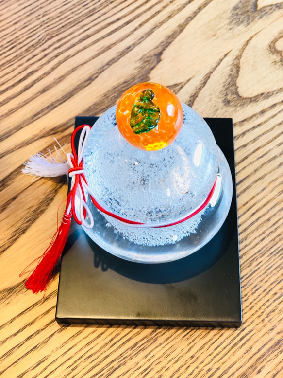 年内発送12/26まで❣️透明泡入り・大きい鏡餅×つぶつぶみかん❣️　黒塗り台・箱付 3枚目の画像