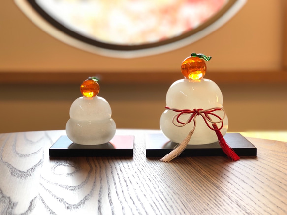 年内発送12/26まで❣️透明泡入り・大きい鏡餅×つぶつぶみかん❣️　黒塗り台・箱付 4枚目の画像