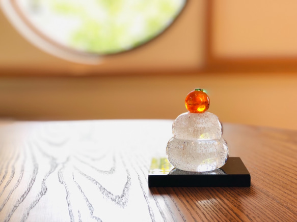 『年内発送12/26まで』❣️透明泡入り・鏡もち×つぶつぶみかん❣️黒塗り台・箱付【zipで紹介されました】 1枚目の画像