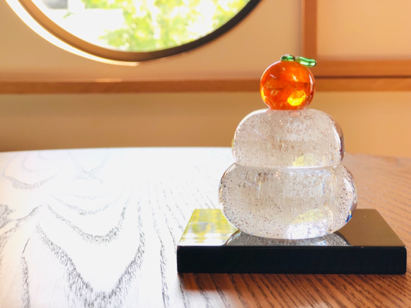 『年内発送12/26まで』❣️透明泡入り・鏡もち×つぶつぶみかん❣️黒塗り台・箱付【zipで紹介されました】 3枚目の画像