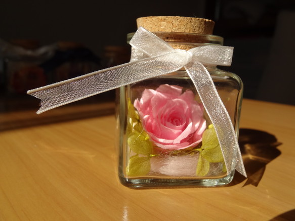 小瓶に咲いたお花　プリザーブドフラワー 1枚目の画像