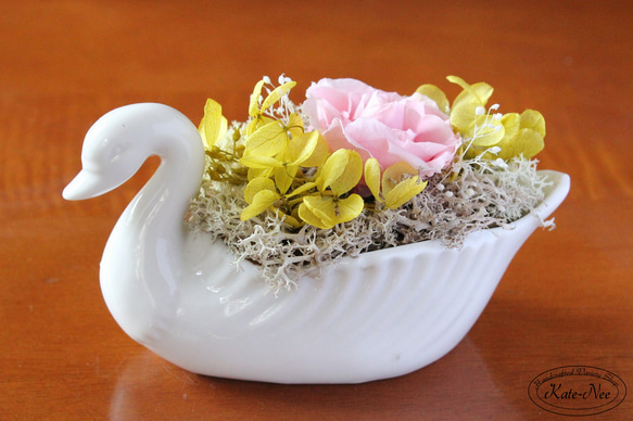 白鳥の背中に可愛いお花とリボン　プリザーブドフラワー 1枚目の画像