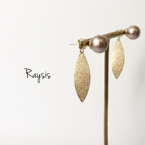 Raysis Tokyo【熟れた果実】コットンパール＆リーフキャッチピアス 1枚目の画像