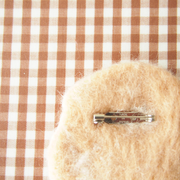 ロップイヤーうさぎのブローチ風羊毛フェルト絵 3枚目の画像
