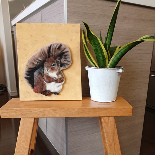 羊毛フェルト　キタキツネとオンコ(イチイ)の椅子　作家さんの作品 羊毛フェルト キタキツネとオンコ(イチイ)の椅子 作家さんの作品