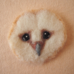 メンフクロウ顔のブローチ風羊毛フェルト絵 1枚目の画像