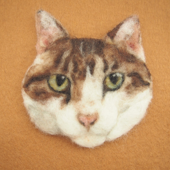 〔受注作品〕目のきれいな猫のブローチ風羊毛フェルト絵 1枚目の画像