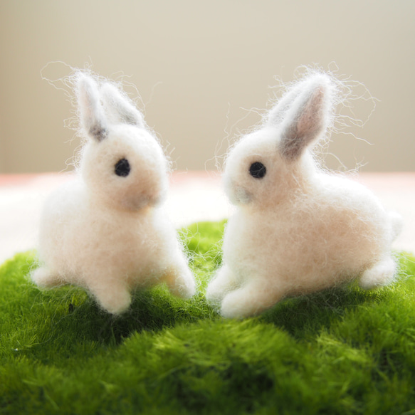 羊毛フェルト 白うさぎ ハンドメイド プレゼント 予約作品》［再販］羊毛フェルトの小さな白うさぎ 羊毛フェルト