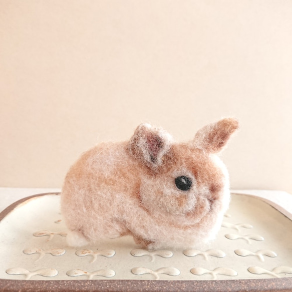 *Creema限定*[送料無料]羊毛フェルトのうさぎのブローチ 2枚目の画像