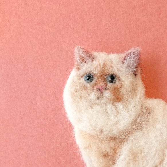 [送料無料]羊毛フェルトの優雅な猫のブローチ　**一点物** 3枚目の画像