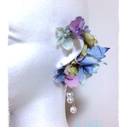 紫陽花とお花のイヤーフック (ブルー)左耳用 3枚目の画像