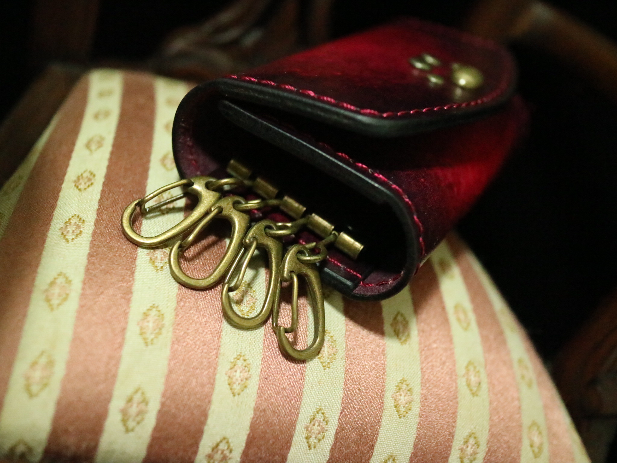 猫の肉球キーケース☆【ワインレッドアンティーク染め 】～全7色～