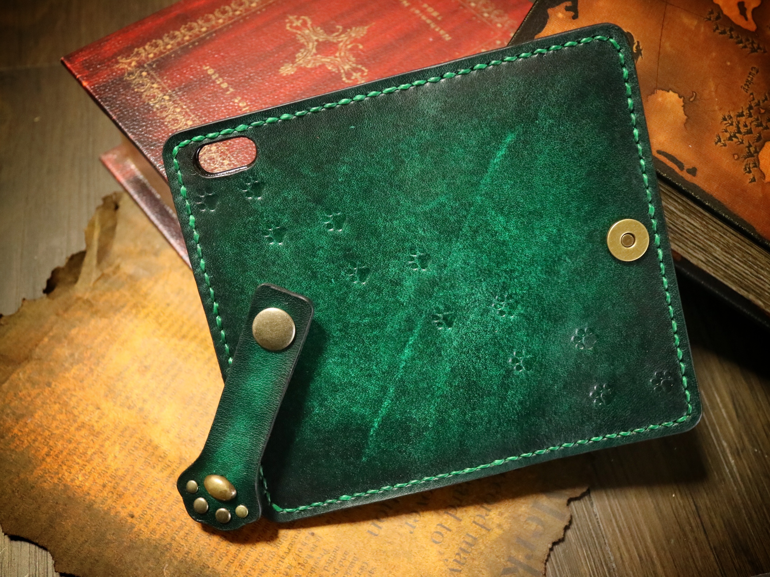 【グリーンアンティーク染め 】猫の肉球本革スマホケース ～iPhone android多機種対応～全５色～