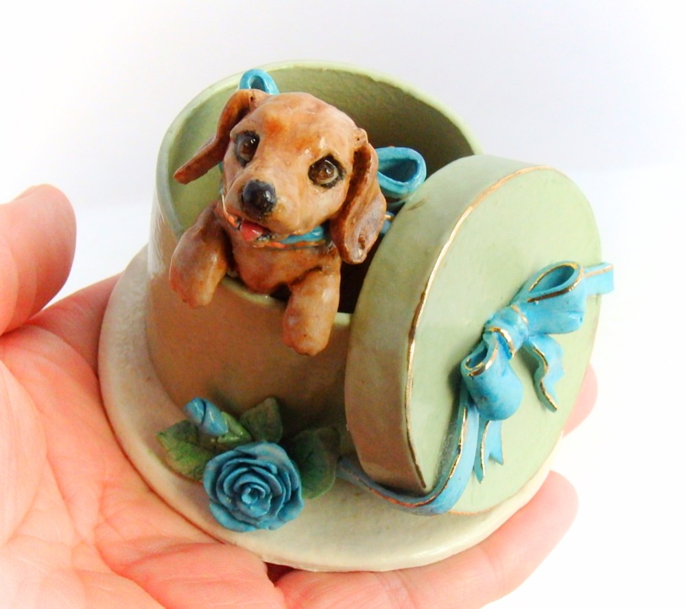 価格改定　ミニチュアダックスパピーin the box（陶作品）