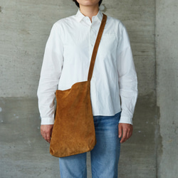 レザー ショルダーバッグ M A4 長財布が入る 上品 レディース メンズ クラッチバッグ エコバッグ 肩がけ トート 2枚目の画像