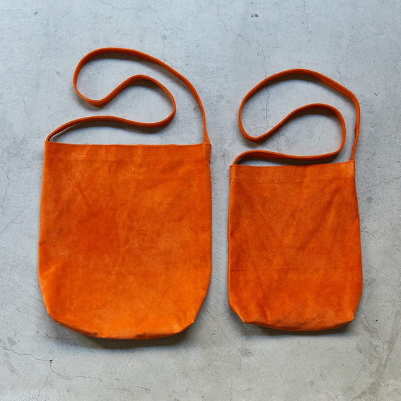 レザー ショルダーバッグ オレンジ M ｜ A4 長財布が入る レディース メンズ 豚革 クラッチバッグ 2枚目の画像