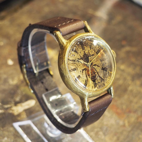 ミツバチの腕時計 真鍮ケース イタリアンレザーの時計バンド Mサイズ 3枚目の画像