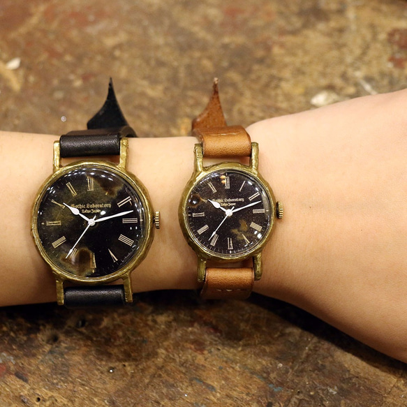 【ペアウォッチ】アンティークのような手作り腕時計 黒文字盤 LLとM 2本セット 3枚目の画像
