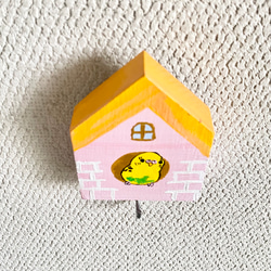 おうちインコの壁掛けフック(黄ハルクイン、外壁ピンク、屋根黄色)セキセイインコ　インコ　インテリア　プレゼント 6枚目の画像