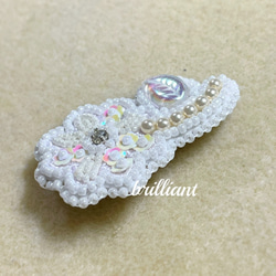 【完成品】ビーズ刺繍 　小花のブローチ　ホワイト 2枚目の画像