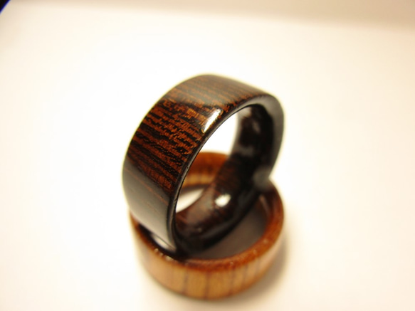 木製の指輪 ウェンジ 艶有り仕上げ 1枚目の画像