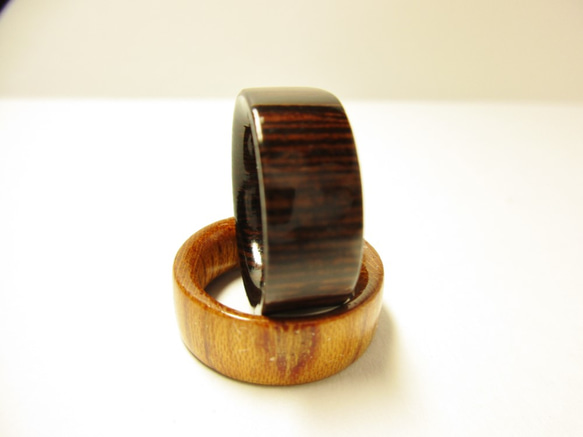 木製の指輪 ウェンジ 艶有り仕上げ 3枚目の画像