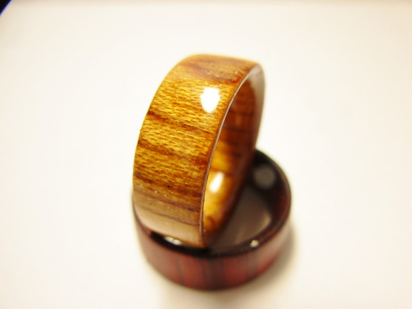 木製の指輪 ケヤキ 艶有り仕上げ 2枚目の画像