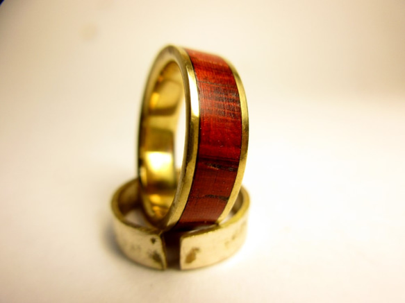 木頭和黃銅戒指帕多克鑲嵌的戒指 第3張的照片