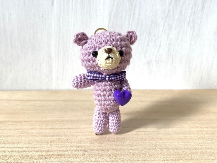 紫色のハート付きクマのキーホルダー
