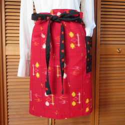 カフェエプロン　黒×赤　着物リメイク 1枚目の画像