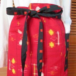 カフェエプロン　黒×赤　着物リメイク 2枚目の画像