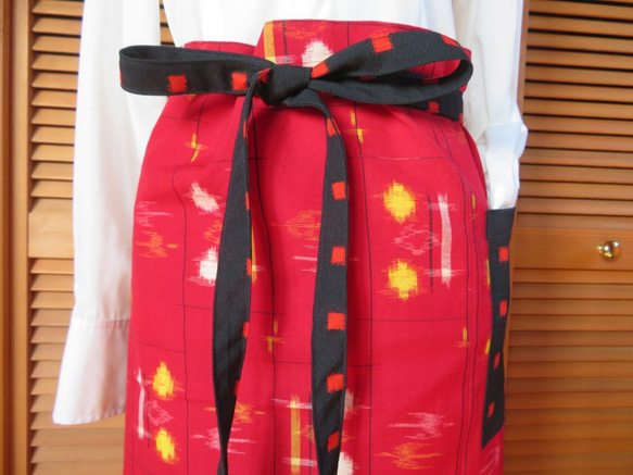 カフェエプロン　黒×赤　着物リメイク 2枚目の画像