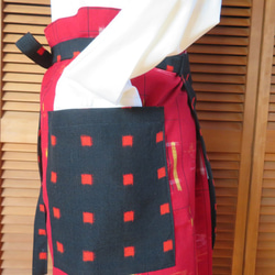 カフェエプロン　黒×赤　着物リメイク 4枚目の画像