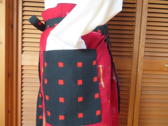 カフェエプロン　黒×赤　着物リメイク 4枚目の画像