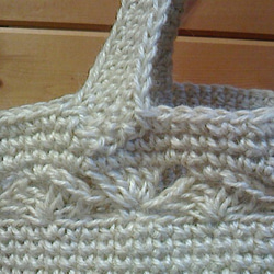 夏物セール　オフホワイトの麻ひもで編んだ丸底かごバッグ　大きめ　模様編み 2枚目の画像