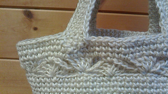 夏物セール　オフホワイトの麻ひもで編んだ丸底かごバッグ　大きめ　模様編み 2枚目の画像