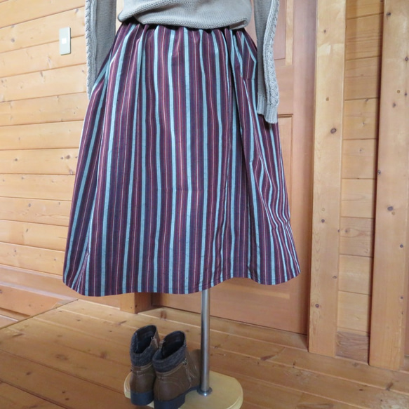シンプルストライプ　ワインレッド色のギャザースカート 4枚目の画像