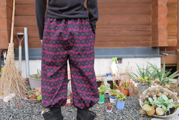 冬支度はじめませんか？　黒×ピンク　ウールのもんぺパンツ　着物リメイク 3枚目の画像