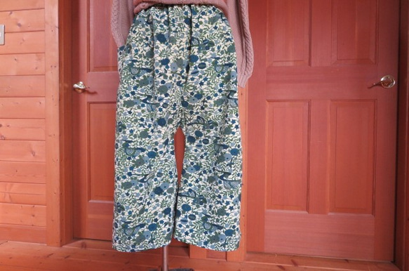 緑色　花柄のワイドパンツ 　着物リメイク　 1枚目の画像