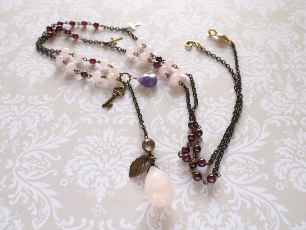 ピンクのロングネックレスn-502