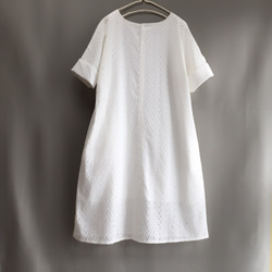 【ホワイト】コットン100％スカラップ刺繍ポケット付シンプルな半袖ワンピース♪ 2枚目の画像