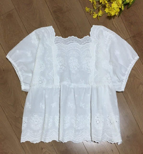 贅沢に刺繍生地使いシンプルな半袖トップス
