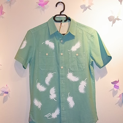 エメラルドグリーンの羽の舞うシャツ 1枚目の画像