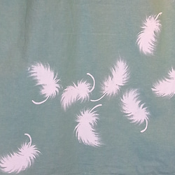 エメラルドグリーンの羽の舞うシャツ 2枚目の画像