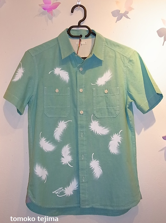 エメラルドグリーンの羽の舞うシャツ 3枚目の画像