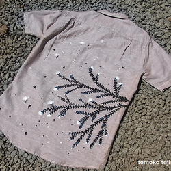 ◎花咲くツタのベージュのリネンシャツ 3枚目の画像