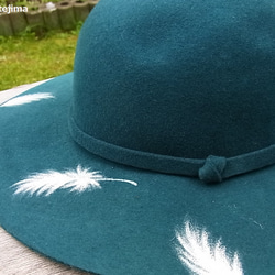 ◆SALE　羽根の落ちたきれいな青緑色の帽子　 3枚目の画像
